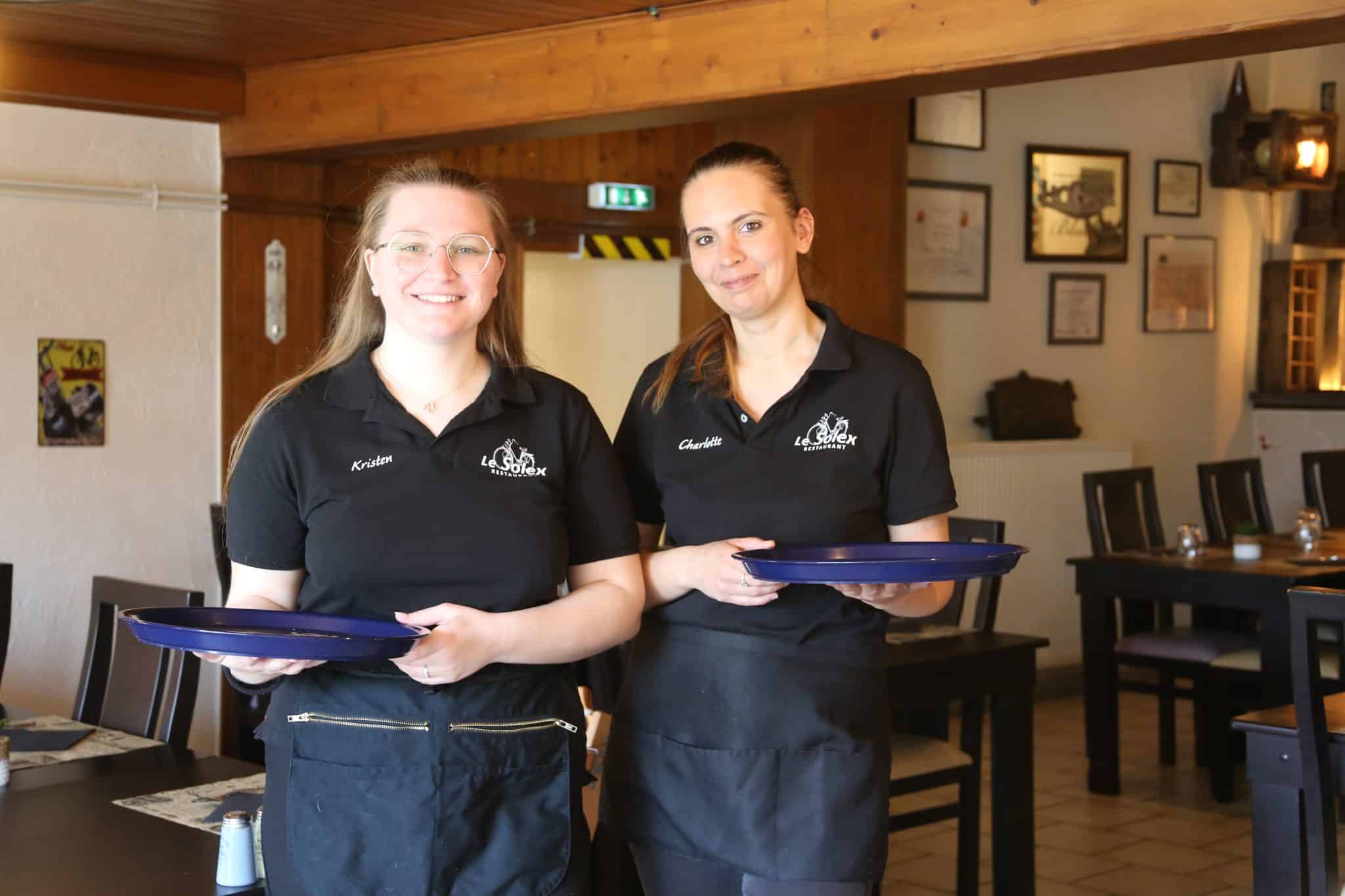 Kristen et Charlotte, vos serveuses